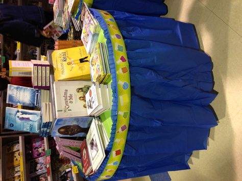 Border with tablecloths to decorate book fair tables. Cute! Book Fair Table Display, Medium Length Inverted Bob, Book Fair Ideas, Decorate Book, Fair Setup, School Council, Story Lab, School Book Fair, Layers Haircut