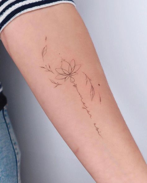 Beautiful Spine Tattoos, Spine Tattoo Ideas, Flower Tattoo Ideas, Bookish Tattoos, Rose Shoulder Tattoo, Arm Tats, Bestie Tattoo, Petite Tattoos, Tattoo Bracelet