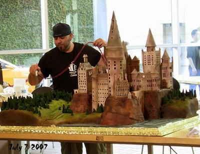 Ace Of Cakes - Hogwarts Harry Potter Cake!! Fandom Cakes, Hogwarts Cake, Harry Potter Cakes, Harry Potter Birthday Cake Ideas, Gateau Harry Potter, Charm City Cakes, Duff Goldman, Harry Potter Birthday Cake, Harry Potter Food