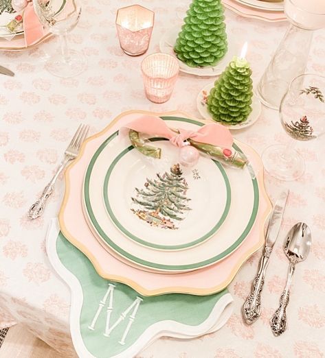 Fenwick Fields on Instagram: “Dreaming of a pink Christmas 🎀 We love seeing our customers’ lovely tablescapes! Styled by @ssmclaughlin Embroidery by…” Deco Pastel, A Pink Christmas, Holiday China, Glam Pad, Christmas China, Preppy Christmas, Christmas Decor Inspiration, Spode Christmas Tree, Spode Christmas