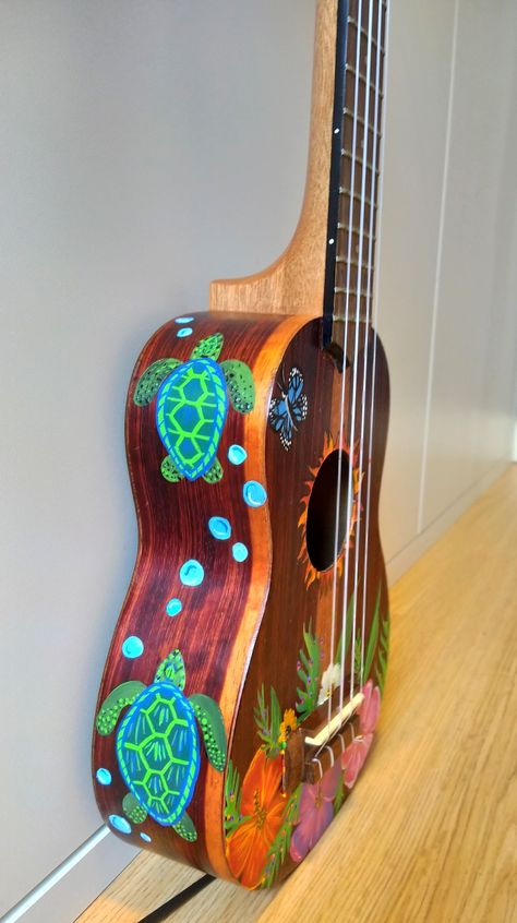 Decorating Ukelele, Diy Painted Guitar, Paint Guitar Ideas, Hand Painted Ukulele, Painting Guitar Ideas, Painted Ukelele Ideas, Decorated Ukulele, Painted Guitars Ideas, Ukulele Painting Ideas