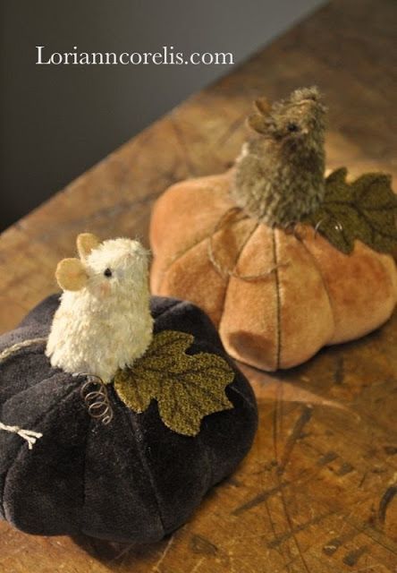 Textile Animals, Sewn Animals, Cute Mice, Pumpkin Pin, Embroidery Cute, Pin Cushions Patterns, Needle Cases, Felt Mouse, Velvet Pumpkins