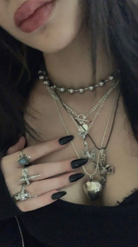 Dark Silver Jewelry, Dark Feminine Style, Filmy Vintage, Necklace Combo, Grunge Jewelry, Chunky Jewelry, Funky Jewelry, Jewelry Lookbook, Grunge Style