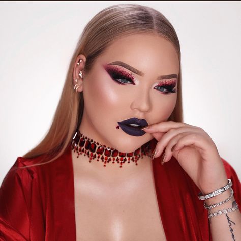 Nikki tutorials halloween makeup #nikkietutorials #halloweenmakeup Nikkie Tutorial, My First Halloween, Celebrity Makeup Looks, Amazing Halloween Makeup, Halloween Makeup Scary, Halloween Makeup Inspiration, Halloween Makeup Tutorial, Scary Makeup, Glam Makeup Look