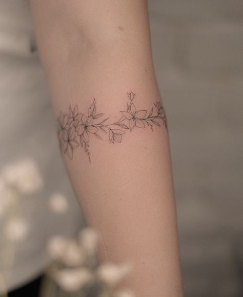 Arm Cuff Tattoo, Small Dope Tattoos, Arm Wrap Tattoo, Feminine Shoulder Tattoos, Wrap Around Wrist Tattoos, Wrist Bracelet Tattoo, Pretty Flower Tattoos, Cuff Tattoo, Wrap Tattoo