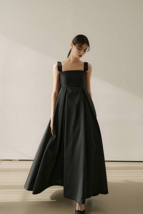 Modest Formal Dresses For Teens, Ankle Length Dresses, Antonina Vasylchenko, Elegant Pose, A Black Outfit, Aurora Dress, Fashion Show Dresses, Fashion Design Collection, Iconic Dresses