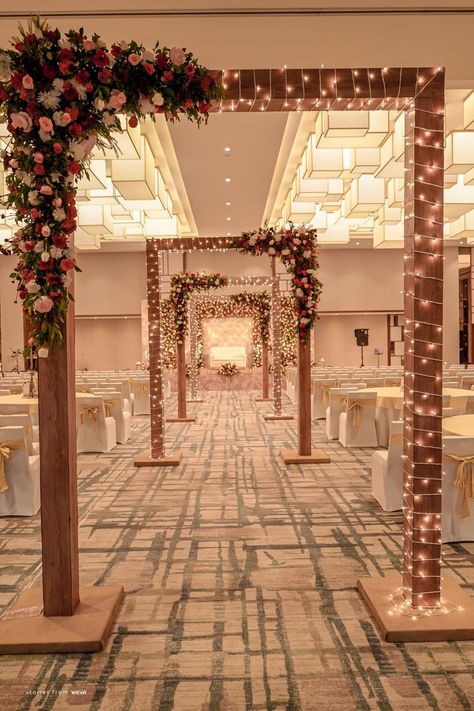 Wedding Hall Entry Decoration, Wedding Banquet Hall Decorations Reception Ideas, Wedding Palace Decoration, Engagement Themes Decor Indoor, Wedding Hall Decorations Indian, Wedding Decor Videos, Wedding Hall Entrance Decorations, Wedding Backdrop Design Backgrounds, Wedding Pathway Decor