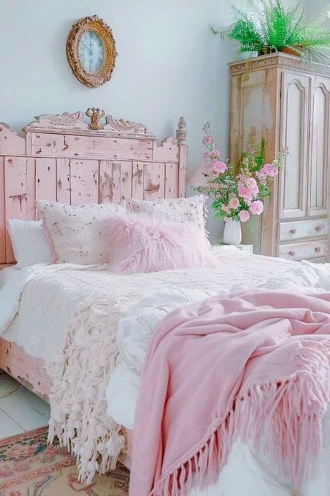 Eloise Bedroom, Shabby Chic Bedrooms Romantic, Pink Shabby Chic Bedroom, Ballet Bedroom, Vintage Shabby Chic Bedroom, Shabby Chic Halloween, Shabby Chic Romantic Bedroom, Shabby Chic Garland, Shabby Chic Diy Projects