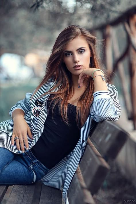 Bench Poses, Outdoor Portrait, Modeling Poses, Portrait Photography Women, Street Portrait, Senior Photo Ideas, Senior Pic Ideas, Senior Poses, Portrait Photography Poses