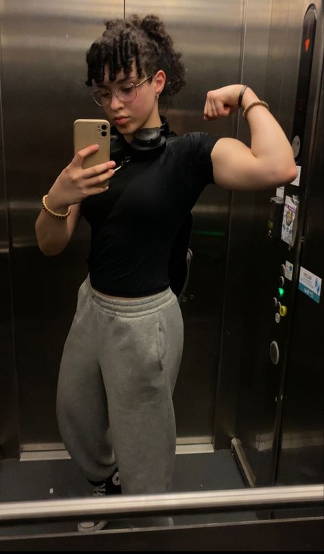 Gym Fits Masc Women, Muscular Lesbian Style, Buff Women Outfits, Masc Lesbian Gym, Buff Black Woman, Masc Gym Outfits, Strong Arms Women, Buff Lady, Muscles Female