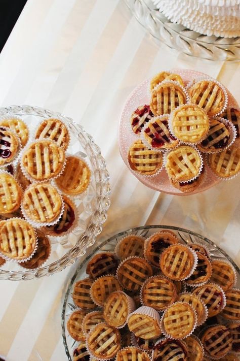 Pie Please! Our Favorite Ways To Share Pie At Your Wedding -Beau-coup Blog Wedding Pies, Personal Desserts, Wedding Pie, Wedding Sweets, Reception Food, Mini Pies, Wedding Dessert, Mini Wedding, Dessert Bar