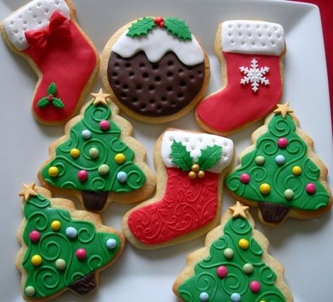 X-mas cookies with fondant Christmas Tree Baking, Christmas Cheesecake Recipes, Decorated Christmas Cookies, Cookies Cupcake, Christmas Cheesecake, Christmas Biscuits, Tree Cookies, Christmas Tree Cookies, Fondant Cookies