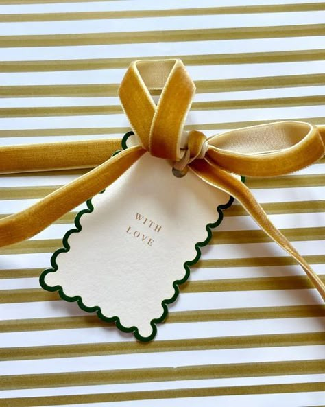 Christmas Business Decorations, Wrapping Paper Inspiration, Christmas To And From Tags, Ribbon Wrapping Gift, How To Wrap Small Gifts, Small Christmas Party Ideas, Wedding Inspiration 2023, Paper Wrapping Ideas, Christmas Tag Ideas