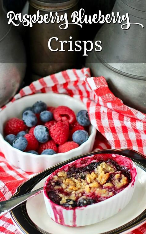 Mini Raspberry-Blueberry Crisps with an almond oat crumble #SummerDessertWeek Mixed Berry Crisp, Berry Crisp Recipe, Berry Crisp, Blueberry Crisp, Fruit Crisp, Quick Easy Desserts, Crisp Recipe, Fresh Cherries, Homemade Pie