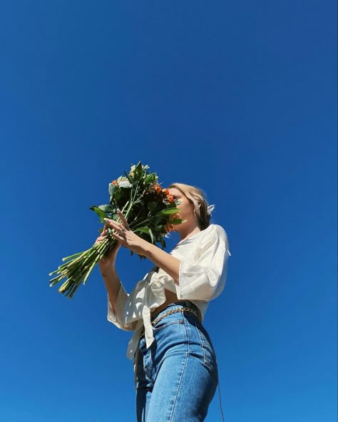 How To Pose For Pictures With Flowers, Bouquet Portrait Photography, Photos With Flowers Instagram, Flower Bouquet Poses Instagram, Flower Bouquet Aesthetic Instagram, Poses With A Bouquet Of Flowers, Photo Ideas With Flower Bouquet, Flower Bouquet Photoshoot Aesthetic, Flower Bouquet Portrait