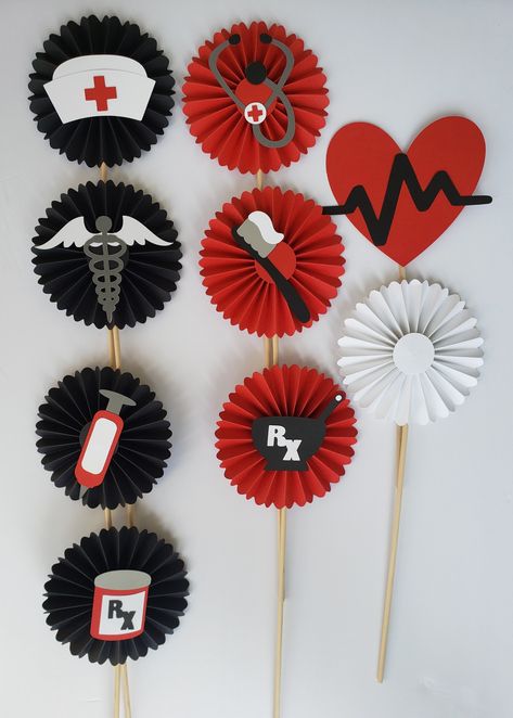 Nurses Day Decoration Ideas, Doctors Day Decoration Ideas, Nurse Graduation Cap Designs, Medical Themed Parties, Human Body Science Projects, Stall Decorations, Nursing School Graduation Party, Freshers Party, Medical School Graduation Gift