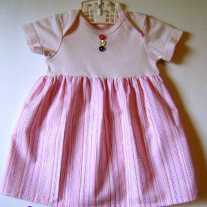 This Itty Bitty Simple Dress Pattern combines the adorable look of a little girls' dress with the convenience of a onesie, making it the perfect dress to sew for an infant or a toddler. Simple Dress Pattern, Girls Dresses Diy, Onesie Dress, Baby Dress Pattern, Sewing Baby Clothes, Trendy Sewing, Baby Dress Patterns, Baby Sewing Projects