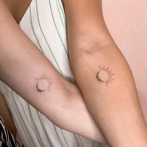 Matching Sun And Moon Tattoo, Sun And Moon Tattoos, Best Friends Matching, Tattoo Sonne, Tattoo Sun, Friends Tattoo, Matching Friend Tattoos, Sun And Moon Tattoo, Moon Tattoos