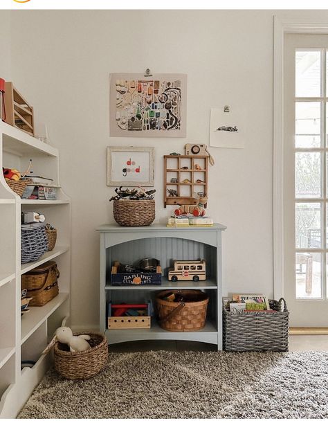 Inexpensive Bedroom Ideas, Living Room With Kids Toys, Kids Play Area In Living Room, Cottage Playroom, Playroom Vintage, Cozy Playroom, Vintage Toddler Rooms, Vintage Playroom, Vintage Kids Room