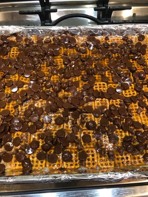 Flat Pretzel Ideas, Stale Pretzels What To Do With, Butterscotch Pretzels, Pretzel Party, Pretzel Recipes, Pretzels Chocolate, Crisps Recipe, Salty Sweet Snacks, 2023 Food