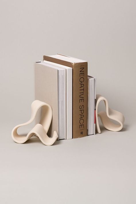 SIN Fettu Ceramic Bookends Ceramic Bookends, Diy Bookends, Sculptures Céramiques, Clay Diy Projects, Clay Studio, Keramik Design, Pottery Crafts, Diy Pottery, Ceramics Pottery Art