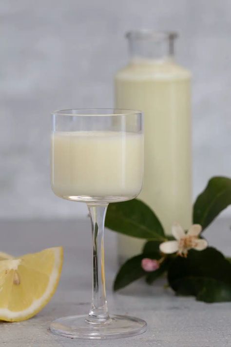 Limoncello Cream Recipe, Creamy Limoncello Recipe, Cream Limoncello Recipe, Limoncello Drinks, Crema Recipe, Limoncello Recipe, Forgotten History, Yummy Cocktails, Homemade Limoncello