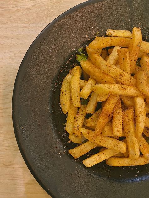 Potato Fries Aesthetic, French Fries Pictures, French Fries Aesthetic, Fries Aesthetic, Aesthetic Food Pictures, Spicy Fries, Clean Photography, Cheesy Fries, Potato Sticks