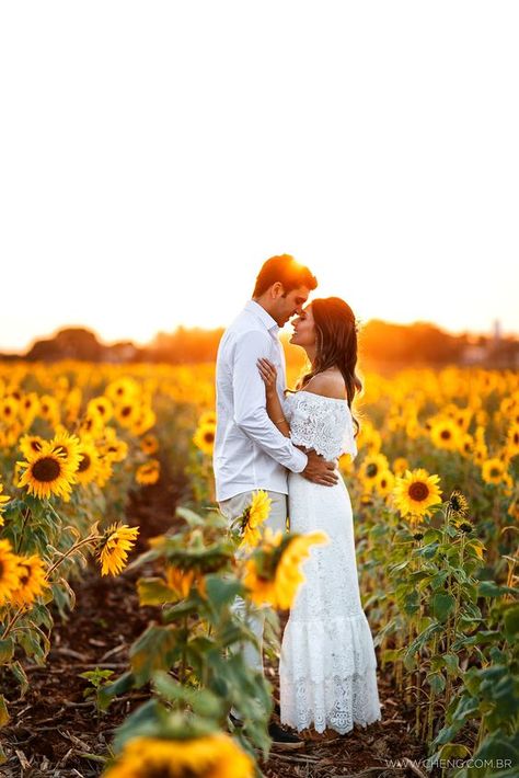 Sunflower Field Photography, Sunflower Field Pictures, Wedding Fotos, Country Wedding Photography, Sunflower Photography, Fall Engagement Pictures, Sunflower Themed Wedding, Sunflower Photo, Engagement Pictures Poses