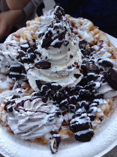 Oreo Funnel Cake, Funnel Cake Flavors, Loaded Funnel Cake, Funnel Cake Aesthetic, Food Unhealthy Desserts, Cake Oreo, Funnel Cake Recipe, Funnel Cakes, Soul Food Dinner