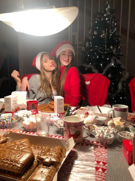 Christmas That Girl Aesthetic, Christmas Baking Aesthetic Friends, Christmas Friends Pictures, Xmas With Friends, Christmas Girls Night Aesthetic, That Girl Christmas, Christmas Baking With Friends, Christmas Photos With Friends, Christmas Cookies With Friends