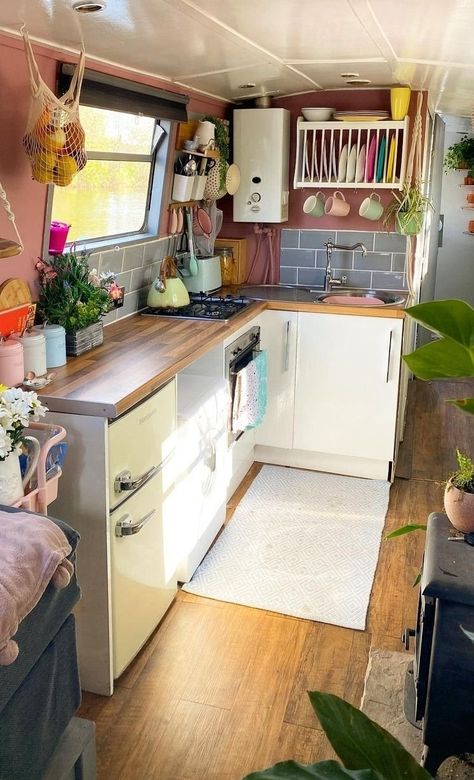 Narrowboat Kitchen, Vintage Trailer Interior, School Bus Tiny House, Narrowboat Interiors, Boat House Interior, Camper Interior Design, Boat Interiors, Tiny House Camper, Narrow Boat