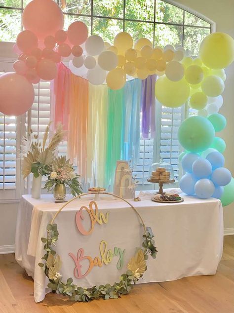 Rainbow Centerpiece Ideas Diy, Rainbow Baby Shower Centerpieces, Pastel Rainbow Centerpiece Ideas, Pastel Rainbow Baby Shower Theme, Rainbow Backdrop Diy, Baby Shower Arcoiris Decoracion, Rainbow Centerpiece Ideas, Pastel Rainbow Baby Shower Ideas, Pastel Baby Shower Decorations