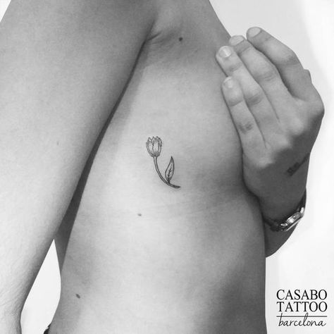 Tiny sideboob hand poked flower by Tyler Casabó. Small Rib Tattoos, Tattoo Tiny, Tulip Tattoo, Small Flower Tattoos, Disney Tattoo, Tattoo Desings, Flowers Tattoo, Poke Tattoo, Elephant Tattoos