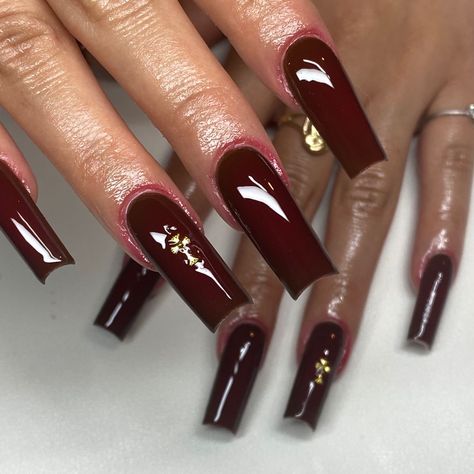 Nail inspo, nail, aesthetic, red, coffin nails, nails, nail tech, red nails inspo, charms, dark red, gold charms, long nails. Wine Nails Acrylic, Brown Aura Nails, Lana Del Rey Nails, Cherry Wine Nails, Red Nails Inspo, Red Coffin Nails, Vampy Nails, Red Coffin, Red And Gold Nails