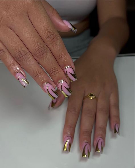 Gold Chrome Design Nails, Pink Chrome Nails Short Square, Gold Short Acrylic Nails, Short Acrylic Nails Chrome, Short Acrylic Nails Gold, Pink Chrome Birthday Nails, Pink And Gold Nails Short, Pink And Gold Acrylics, Cute Short Nail Sets Chrome