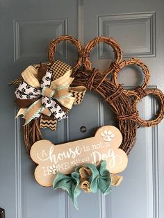 Christmas Dog Wreath, Dog Wreath Ideas, Dog Paw Wreath, Farm Wreath, Paw Print Crafts, Paw Wreath, Dog Wreaths, Dog Christmas Wreath, Paw Crafts