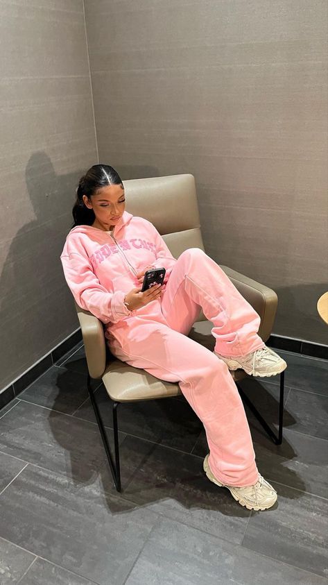 Airport Outfit Tracksuit, Aesthetic Clothing Brands, Rest Day Outfit, Pink Casual Outfit, Women Sweatsuit, Girly Streetwear, Punk Rock Women, Pink Shirt Outfit, Pink Sweatsuit