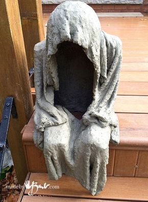 Finish off the concrete Concrete Light, Halloween Props Diy, Creepy Halloween Decorations, Concrete Diy Projects, Adornos Halloween, Concrete Crafts, Concrete Projects, Cement Crafts, Concrete Art