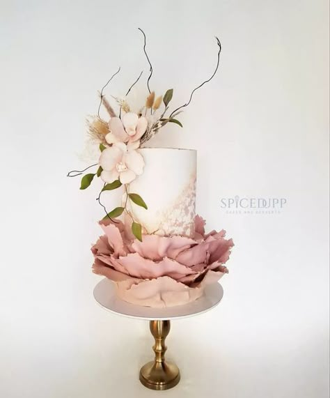 Modern Birthday Cake For Women, Ethereal Cake Design, Fondant Cake Design For Women, Wedding Cake White And Pink, Modern Cake Design Unique, Blush Birthday Cake, Luxury Wedding Cake Unique, Modern Cake Design, Adult Birthday Cake