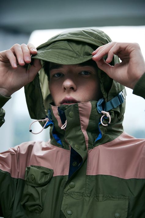 The Nord Face, Trekking Photography, Nort Face, Outdoorsy Style, Khaki Trench, Fishtail Parka, Khaki Trench Coat, Fashion Street Style, Fashion Photography Inspiration