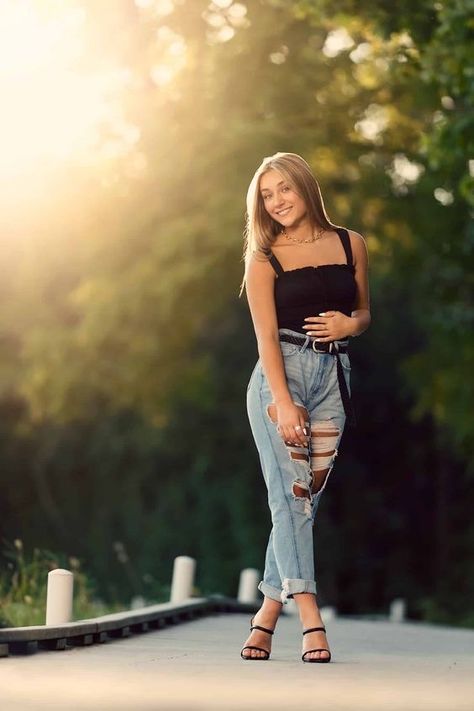 Photoshoot Model Poses, Standing Photoshoot Poses, Standing Picture Poses, Female Senior Pictures Poses, Female Photoshoot Poses, Standing Poses Photography, Lady Poses, Female Modeling Poses, Female Senior Portraits