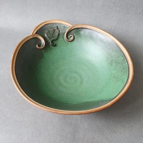 Kajsa Leijström on Instagram: "Another green bowl from the latest glaze firing" Bowl Pottery Ideas, Pottery Ideas Wheel Thrown, Thrown Pottery Ideas, Ceramic Plates Art, Ceramics Bowls Designs, Ceramic Vases Design, Ceramics Pottery Bowls, Coil Pottery, Pottery Platter