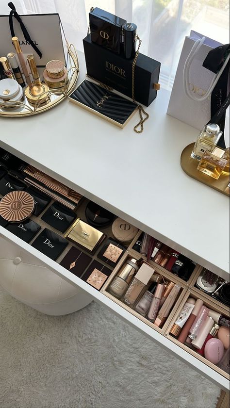 Luxury Makeup Vanity, Rangement Makeup, Vanity Organization, Luxury Lifestyle Dreams, Luxury Makeup, Beauty Room, Bedroom Inspo, Makeup Vanity, Luxury Life