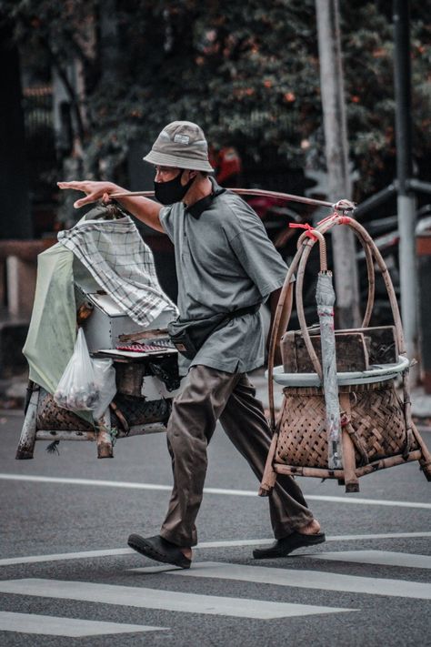 Street photography People Full Body Photography, People Photography Full Body Poses, Candid Street Photography, Candid Portrait Photography, Everyday People Photography, Imaginative Realism, Street Seller, Gesture Sketch, Guys References