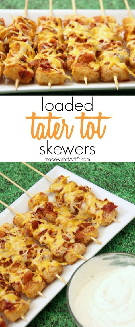 Entertaining & party appetizer recipe - Loaded Tater Tot Skewers. Perfect for football game day or Super Bowl party food. Tater Tot Skewers, Skewers Appetizers, Tater Tot Appetizers, Appetizers Superbowl, Loaded Tater Tot, Superbowl Food, Skewer Appetizers, Superbowl Appetizers, Football Snacks