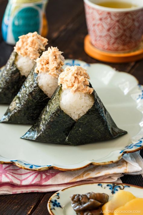 Tuna Mayo Onigiri, Yaki Onigiri, How To Make Tuna, Onigiri Recipe, Tuna Mayo, Nori Seaweed, Shrimp Tempura, Sushi Rice, Rice Balls