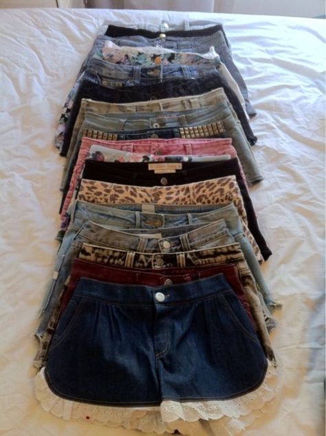 i need these! Short Jorts Outfit, Short Jorts, Jorts Outfit, Tumblr Outfits, Oui Oui, Cute Shorts, Vintage Shorts, Outfits Summer, High Waisted Shorts