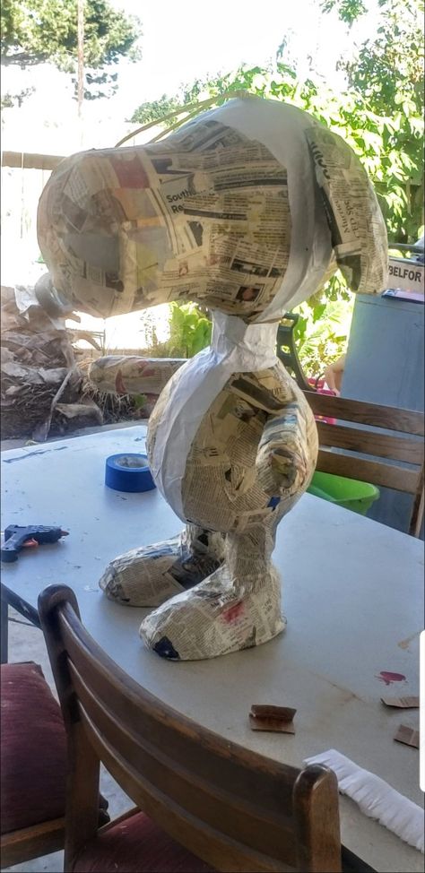 Funny Pinata Ideas, Paper Mache Characters, Paper Mache Ideas Easy, Snoopy Pinata, Snoopy Sculpture, Paper Mache Easy, Easy Paper Mache Projects, Paper Mache Projects Ideas, Paper Mache Sculpture Ideas