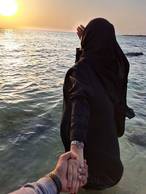 Couple Dp Hijab, Photo Couple Hijab, Mother's Pic, Hijab Couple, Muslim Couple, Muslim Couple Photography, Bff Photoshoot Poses, Hijabi Aesthetic, Romantic Mood