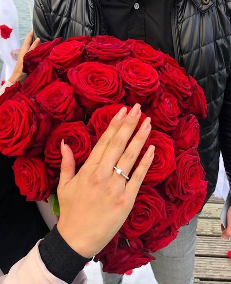 Girls-inspiration 💫 on Instagram: “RED FLOWERS 🌹🌹 . 📸: @ziya__ay ❤️ . FOLLOW @girls_inspiration___ FOR DAILY DOSE INSPIRATION ✔️ ________________________________…” Romantic Surprise, Red Rose Bouquet, Aesthetic Couple, Flowers Bouquet Gift, Wedding Photos Poses, Flower Centerpieces Wedding, Bridal Bangles, Flower Therapy, Rose Rouge